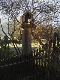 37. Kamenná zvonička v Sušeticích z roku 1889.