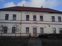 17. Bývalá obecní škola v Těmicích z roku 1887.