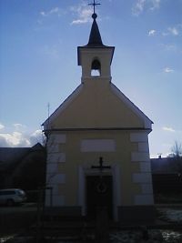 31. Kaple se zvoničkou a křížkem ve Chmelné