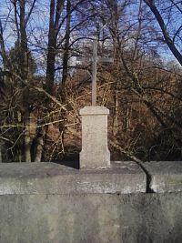 32. Křížek na mostě přes Cerekvický potok v Nové Cerekvi.