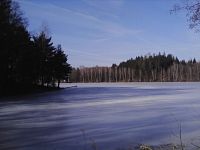 13. Zamrzlá přehrada Trnávka, ještě se i bruslilo.