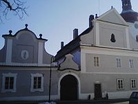 5. Fara v Červené Řečici. Plebánie je zde doložena v roce 1280. Od roku 1352 byla Červená Řečice sídlem děkanátu, který byl součástí Kouřimského arcijáhenství. Roku 1680 byla farnost povýšena na děkanství.