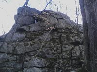 10. Čertovo břemeno. Žulový skalní útvar nedaleko vrcholu Javorové skály. Nahoře lze pozorovat řadu skalních misek, které zde podle pověsti zanechal čert.
