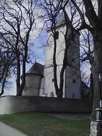 17. Farní kostel svatého Jakuba Většího z 13. st. ve Křeči.