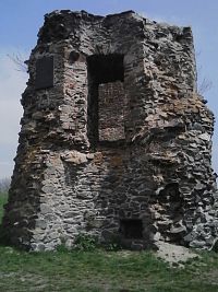2. Část zdí hradu Borotína, nahoře je deska připomínající návštěvu K.H. Máchy.