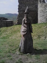 5. Dřevěná socha na hradě.