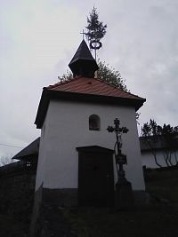 22. Kaplička se zvoničkou v Březí.