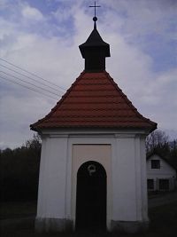 37. Kaplička se zvoničkou v Horním Matějově.