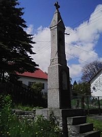 36. Kamenná zvonička ve Stružinci z roku 1892.