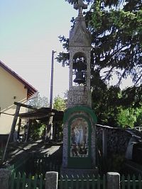 10. Kamenná tesaná zvonička z roku 1906.
