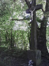 22. Další kamenný kříž z roku 1899.