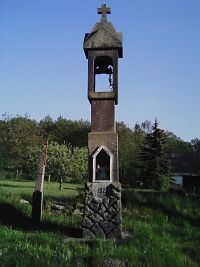 24. Kamenná tesaná zvonička z roku 1926 v obci Šichova Vesec.