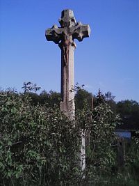 26. Kamenný kříž rodiny Benešovy. Na podstavci kříže je datace 1904 a tento nápis VĚNOVAL KU CTI A CHVÁLE BOŽÍ MATĚJ BENEŠ.