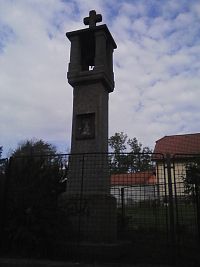 34. Kamenná tesaná zvonička z roku 1895.