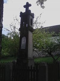 45. Kamenná tesaná zvonička ve Chválově z roku 1883..