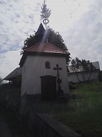 47. Kaplička se zvoničkou a křížkem v Březí.