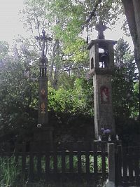 51. Kamenná zvonička z roku 1895 s křížkem v Myslkově.