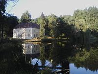 10. Zámeček ve Smilkově se odráží na hladině rybníka. Vznikl přestavbou tvrze asi v 17. stol.