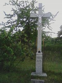 8. Kříž z roku 1858 s kalichem na kraji Smilkova.