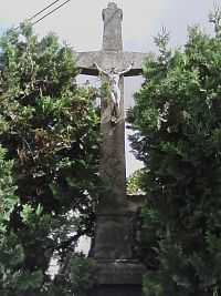 1. Kamenný tesaný kříž s kalichem z roku 1856 v Nechvalicích.