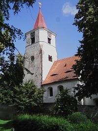 2. Pozdně románský kostel sv. Mikuláše v Nechvalicích snad z doby okolo roku 1240.
