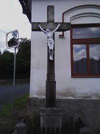 35. Kamenný kříž před hospodou z roku 1892.
