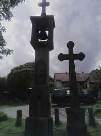 45. Kamenná tesaná zvonička z roku 1866 a křížek z roku 1881.
