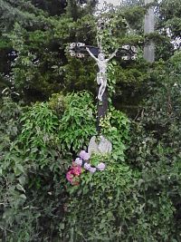 6. Křížek v Bratřejově na rozcestí.
