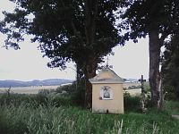 36. Výklenková kaple s obrázkem Sedmibolestné Panny Marie v Řemíčově s křížkem vedle.