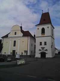 41. Kostel sv. Martina a zvonice v Mladé Vožici.