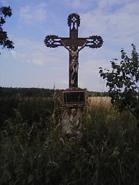53. Křížek v polích.