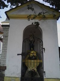 62. Výklenková návesní kaple ve Vrcholtovicích.