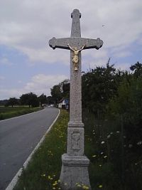 66. Kříž v Jiřeticích u silnice.
