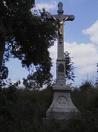 69. Kamenný tesaný kříž z roku 1866 u cesty.