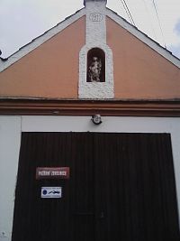 7. Sv. Florian ve výklenku hasičárny ve Stoklasné Lhotě.
