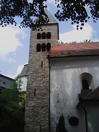 74. Románský farní kostel Nanebevzetí Panny Marie v Neustupově je z 12.stol.
