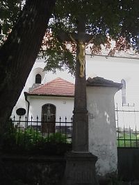 75. Kříž před kostelem z roku 1800.