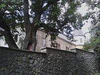 79. Zámek v Neustupově byl přestavěn ze starší tvrze. Vlastnili ho i Kaplířové ze Sulevic. Bohužel nelze jej navštívit a ani vidět vzácnou lípu.