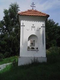 19. Oboustranně výklenková kaplička postavená na památku obětí bitvy u Jankova.