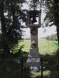 22. Kamenná tesaná zvonička z roku 1913 v osadě Královna.