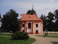 27. Mešní Kaple sv. Jana Nepomuckého pochází z r. 1727 v areálu zámku Odlochovice.