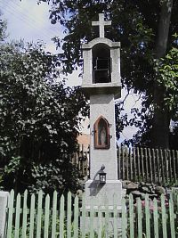 2. Kamenná zvonička ve Veletíně.