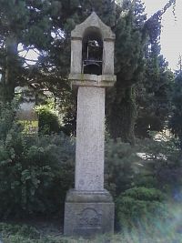 42. Kamenná tesaná zvonička v Dohnalově Lhotě z roku 1862