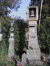 2. Kamenná tesaná zvonička s křížkem z roku 1879 ve Vilasově Lhotě