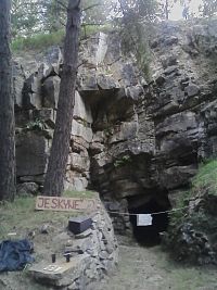 27. Divišova jeskyně, je jeskyně v malém vápencovém lomu u obce Týnčany, byla objevena roku 1973