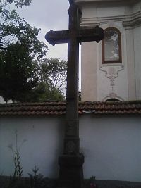 55. Kamenný kříž u kostela z roku 1872