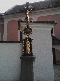 32. Křížek před kostelem