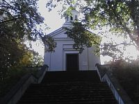 8. Kaple Nanebevzetí panny Marie z roku 1646 na místě bývalého vožického hradu