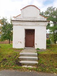 3. Raně barokní obdélníková kaplička na místě morového hřbitova z r. 1680