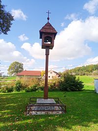 32. Dřevěná zvonička z roku 2002 v Mrákoticích